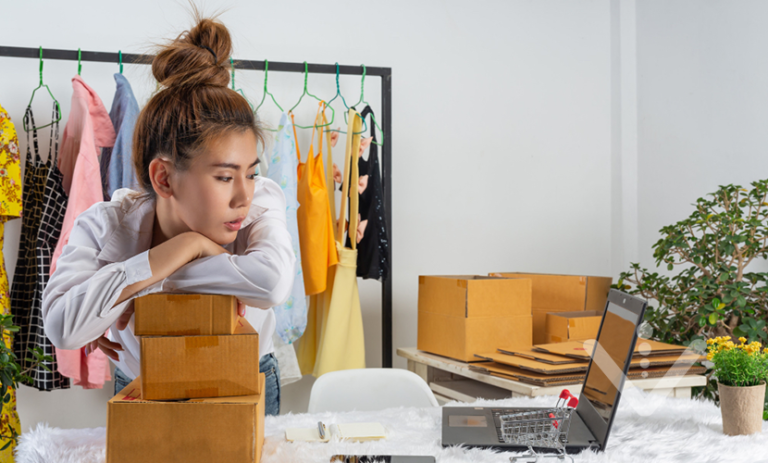 Joven mujer mira con desdén los bajos resultados de su tienda en linea